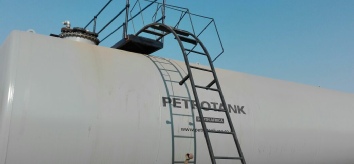 Fuel Tank with Ladder